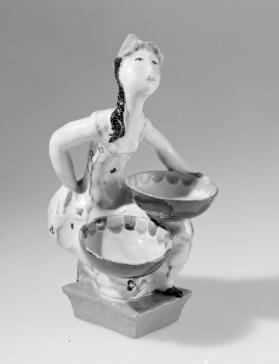 Weibliche Figur mit Schalen