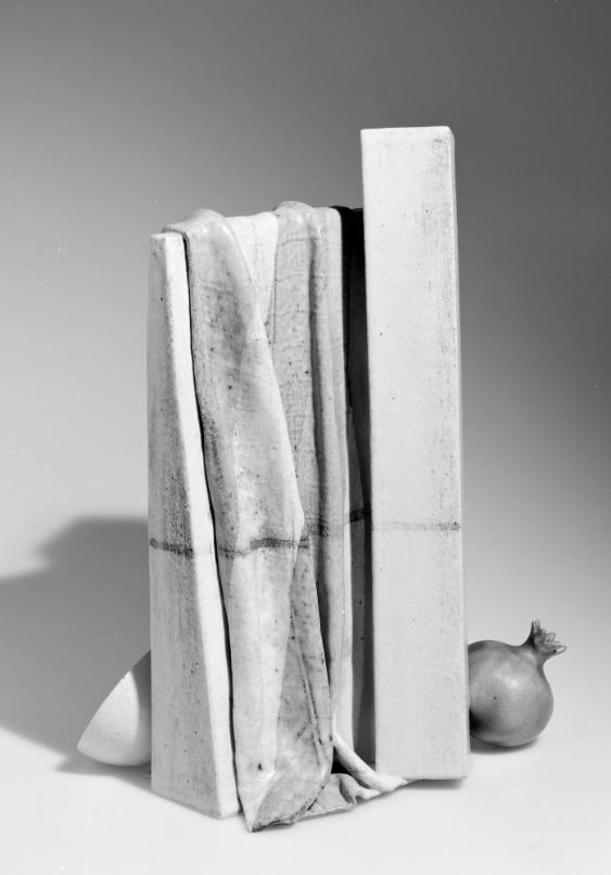 Stilleben mit Granatapfel und Tuch