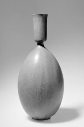 Vase mit schalenförmiger Mündung