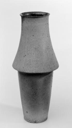 Hohe Vase mit Hohlfuss