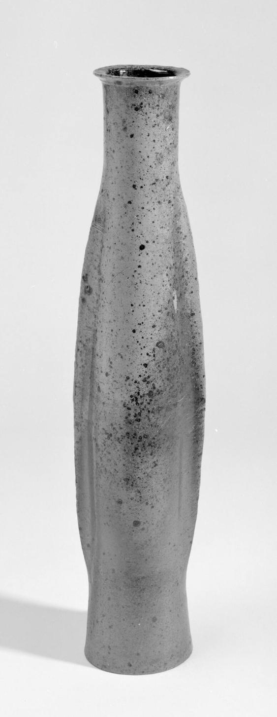 Hohe Vase mit Flossenformen