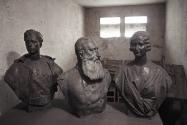 09 Guy Tillim, Busts of Leopold II, his wife and son, 2003, aus Leopold and Mobutu, 2004 © Cour…