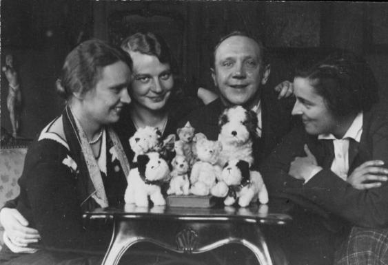 Paris 1932 ; Xenia Tschechow, Leni Bordollo, Michael Tschechow, Georgette Boner