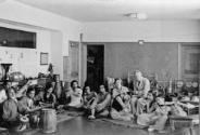 Mischa in der Klasse : 1937 ; Ali Akbar Khan (links)