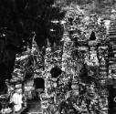 Klassenreportage Auvergne-Exkursion ; Fredi Murer beim Fotografieren des Palais Idéal