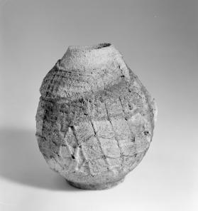 Eiförmige Vase mit Netzauflage