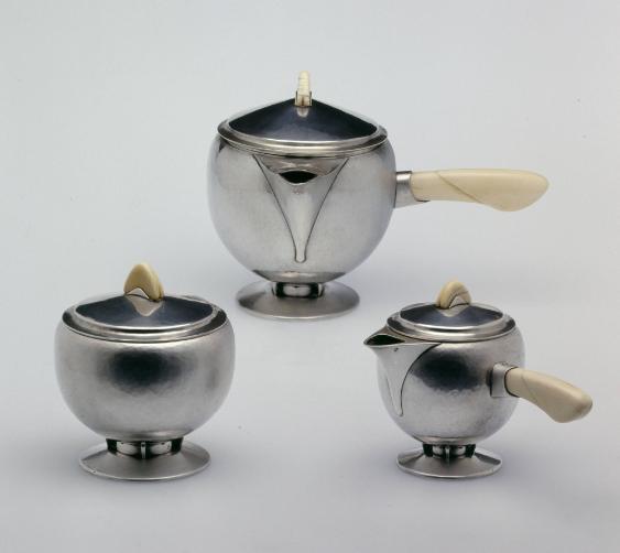 Dreiteiliges Teeservice: Teekanne