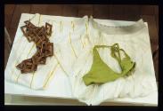 STREIFZUG ; Bild 10 ; Ausstellungsgestaltung ; Vitrine Holz-Accessoires
