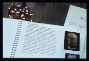 NETZWERK ; Bild 10 ; Ausstellungsgestaltung ; Vitrine Thesen für Kollektion


