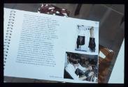 NETZWERK ; Bild 14 ; Ausstellungsgestaltung ; Vitrine Doku. Im Atelier >Flechtwerk


